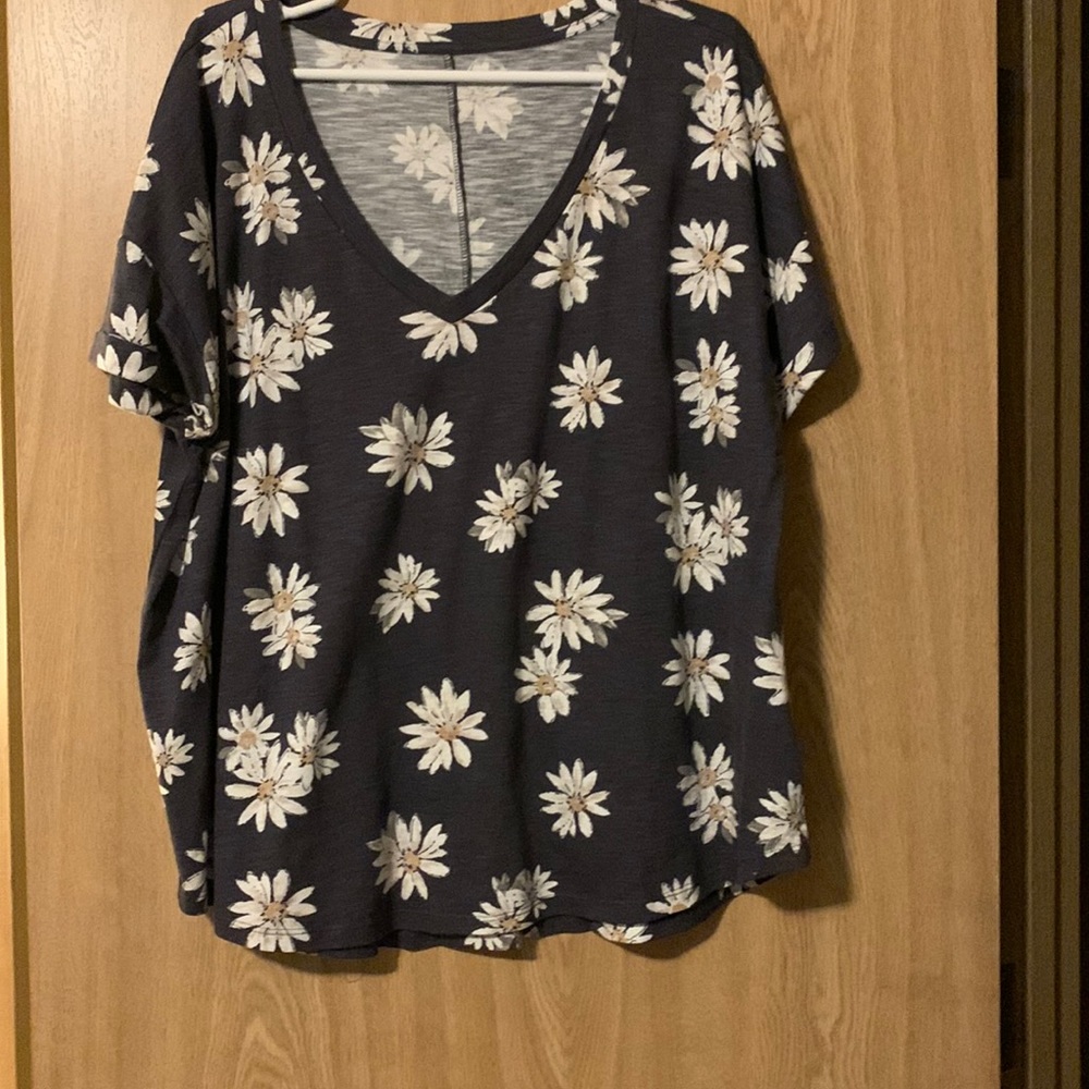 Maurice’s daisy print navy t shirt size 2x